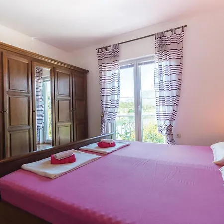 Lägenhet 3 Bedroom Lovely In Bacinska Jezera Ploce (Dubrovnik-Neretva)