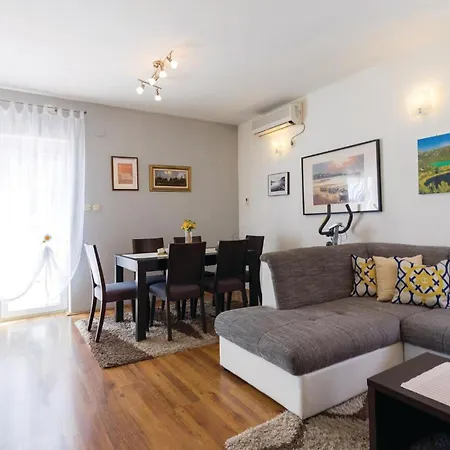 Lägenhet 3 Bedroom Lovely In Bacinska Jezera *